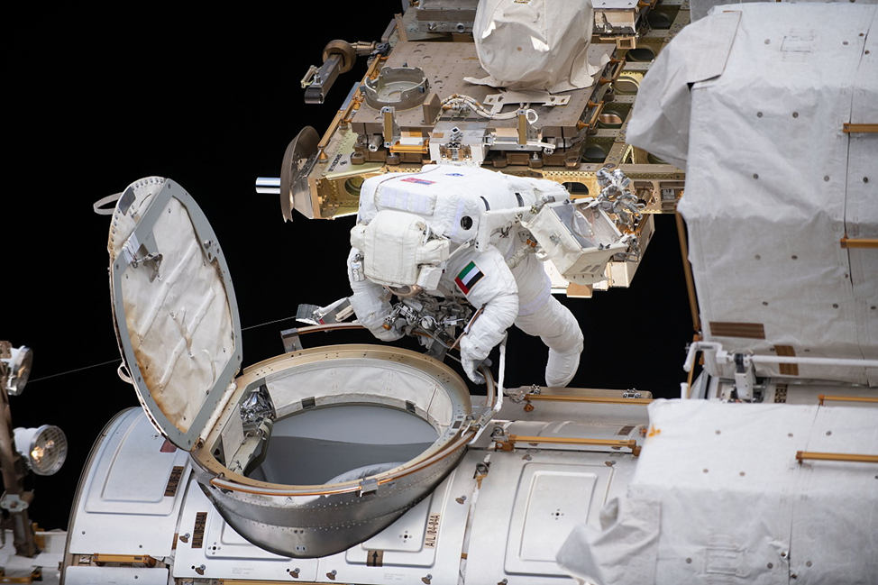 Султан аль Неяди выходит в открытый космос из ШК Quest. Фото: nasa.blog.com