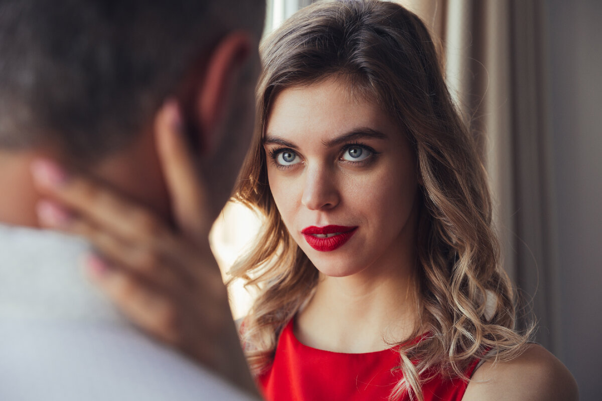https://www.freepik.com/free-photo/serious-woman-flirting-hug-her-man-while-posing-near-window_8081507.htm#query=любовница&position=20&from_view=search&track=ais