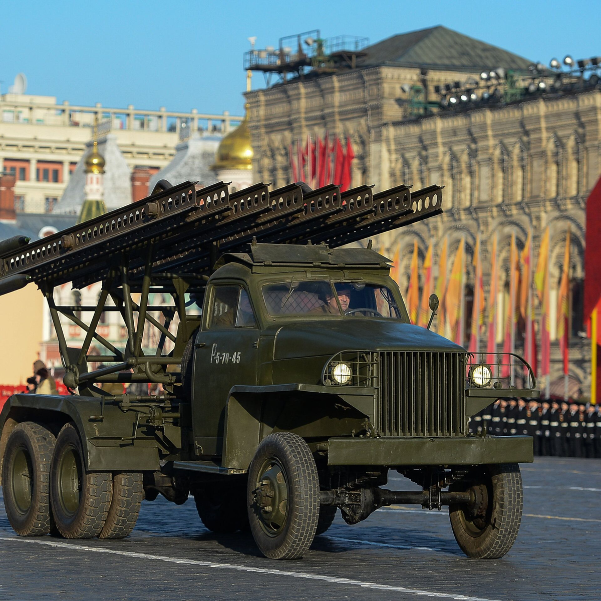 Катюша фото машины. Катюша БМ-13 парад Победы. БМ-13 Катюша парад. Катюша БМ 13 на параде Победы в Москве. Катюша на параде Победы 1945.