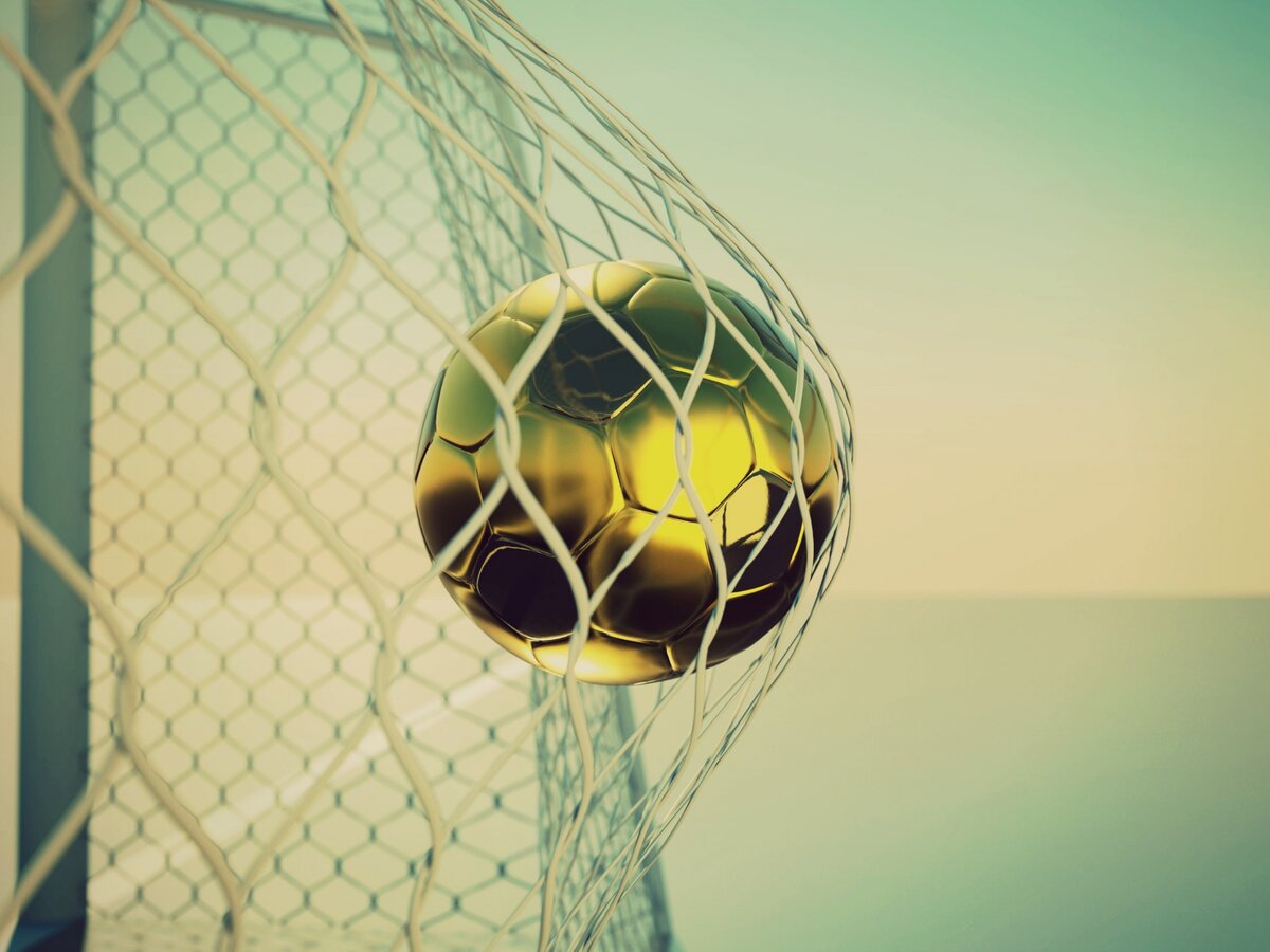 Футбольный мяч в сетке
