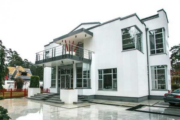 Белоснежный дом Лаймы Вайкуле в Юрмале