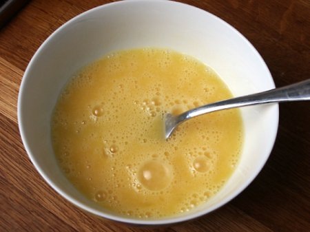 Шаг 1 Яйца взбиваем с солью.