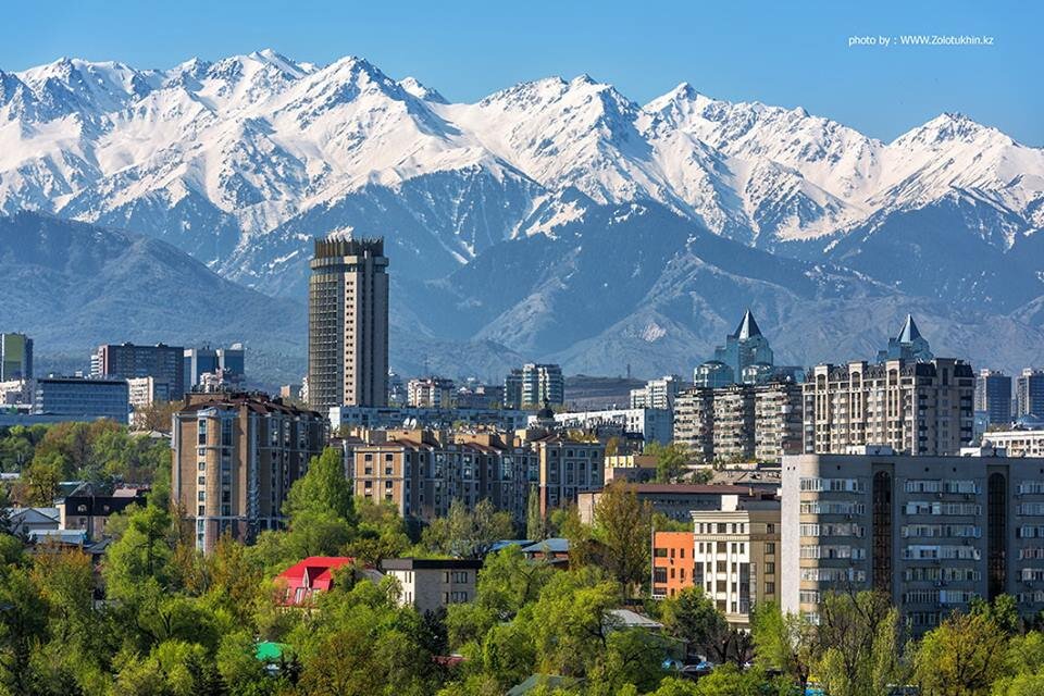 Современная Алма-Ата у подножия гор / Фото Максима Золотухина