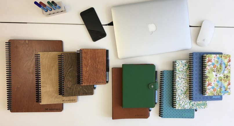 Многоразовые ежедневники Добробук, слева направо: обложки из натурального дерева форматов А4, А5, В6, обложки из эко-кожи А5 и В6, обложки из бумаго-пластикового композита А5 и В6.