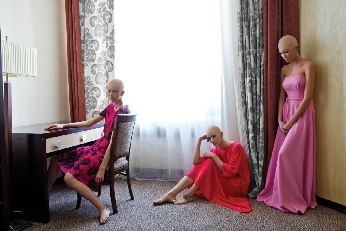Акция в Казахстане «Мода против рака груди», на фото – девушки в момент выздоровления в платьях, специально созданных известными дизайнерами Фото: Ilyanazarenko.kz