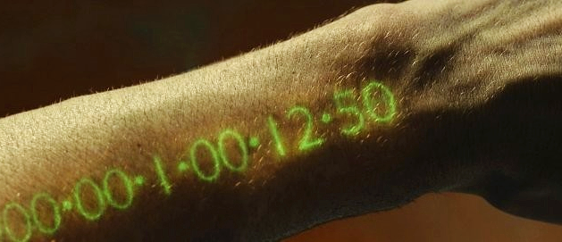 Отсылка к фильму "In time", где у всех на руках был обратный отсчет жизни. Источник: Google картинки