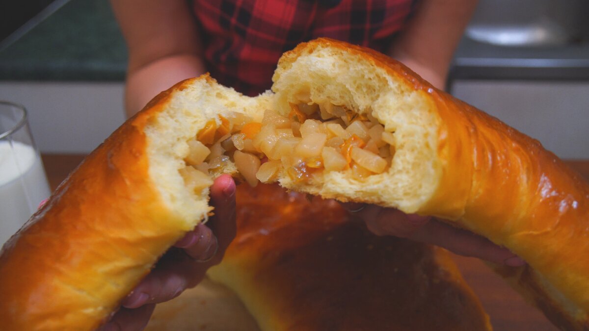 Затем в получившуюся жидкую основу просеиваем через сито 500 гр. муки. Добавляем щепотку соли и замешиваем руками 5-6 минут. Накрываем готовое тесто полотенцем и ставим в теплое место на 50 минут для поднятия. Чистим и нарезаем грушу кубиками. Включаем плиту и нагреваем сковороду, в которую высыпаем 3 ст.л. сахара. Хорошо прогреваем сахар, до красивой карамельной расцветки, добавляем нарезанную кубиками грушу, перемешиваем и доводим до янтарного цвета. 