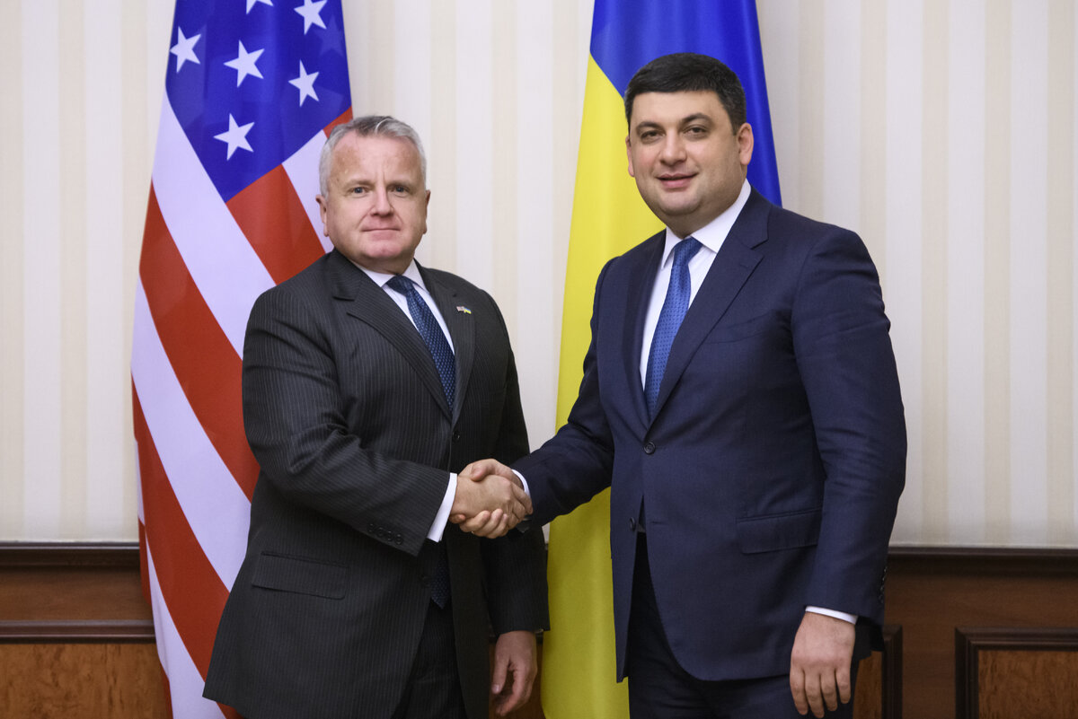 На фото: слева John J. Sullivan, справа Владимир Гройсман