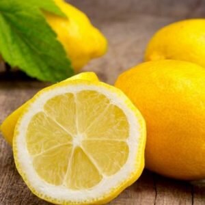 Смеси для лимонного пилинга имеют в составе абразивные частицы, например, засахаренный мед, мелкую соль, белую глину или молотый кофе.