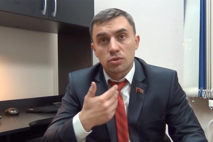  
Депутат Саратовской областной думы Николай Бондаренко, получивший широкую популярность тем, что сел на "министерскую диету", дал оценку выборам главы Хакасии.

    "Это не выборы! Выборы - это правовой процесс. Это определенные правила, это торжество закона. Это вполне конкретные и понятные задачи. То, что сегодня здесь происходит - это не выборы! Когда ваша республиканская избирательная комиссия, у которой стоит единственная задача - организовать этот процесс, выступает с позицией дискредитации этих выборов, с требованием признать их недействительными... Еще и бюджетные деньги на это тратят, это вызывает просто бурю негодования и возмущений. Это самая грязная фальсификация, которая только возможна!" - заявил 19 rus.info политик.

Причина, по мнению Бондаренко, кроется в том, что у власти агония, что она полностью себя дискредитировала, теряет все механизмы. И местные жители это понимают.

Также саратовский политик, решивший доказать, что прожить на 3,5 тыс. руб. в месяц невозможно, прокомментировал высказывание министра имущественных и земельных отношений Хакасии Елены Соломоновой по поводу воровства денег чиновниками. 

Напомним, в начале прошлого месяца в редакцию 19rus.info попало видео, на котором министр Соломонова накануне губернаторских выборов, похоже, чтобы поднять авторитет действующей власти, заявила своим подчиненным следующее:

    «Даже если вор, там все воры, начинают говорить. Из восьми миллиардов ну миллиард своруют, а семь останутся в республике. Если уж на то пошло», - разоткровенничалась Елена Соломонова.

Такое откровение, прямо скажем, вызвало недоумение у простых жителей республики. Возмутился и саратовский депутат Николай Бондаренко.

    "Правительство сегодня максимально оторвано от народа! Они настолько далеки от людей, насколько это в принципе возможно. И причины здесь вполне понятны. Они сегодня видят наш мир через окна дорогих иномарок с зарплатами в сотни тысяч рублей, невероятными материальными благами, которые только может дать сегодняшнее общество и государство, поэтому вполне закономерно их сознание позволяет себе такие высказывания", - сказал 19rus.info Бондаренко.

    "У нас некоторое время назад в Саратовской области увольняли министра финансов за громкий скандал, что где-то там он не должным образом себя показал не с той стороны. Я говорил, что его надо увольнять за тот бюджет, который он предлагал. За ту политику, которую он озвучивал. Поэтому в целом эта проблема закономерная. Она не будет решаться в первую очередь, потому что власть на сегодняшний момент не выражает тенденции населения", - добавил политик.

Подробнее - в видеосюжете 19rus.info.

Напомним, в прошлом месяце депутат Саратовской думы Николай Брндаренко сел на «министерскую диету». Поставить эксперимент над собой он решил после публичного спора с региональным министром труда. Чиновник заявила, что 3,5 тыс. руб. вполне достаточно для жизни. Она предложила малообеспеченным россиянам питаться «макарошками» и сезонными овощами. Отчет о своем питании Бондаренко регулярно публикует в соцсетях.

Ранее широкую известность приобрела пламенная речь Бондаренко во время заседания облдумы. Депутат жестко раскритиковал авторов пенсионной реформы. Вскоре после этого к нему в кабинет пришли с обыском.
