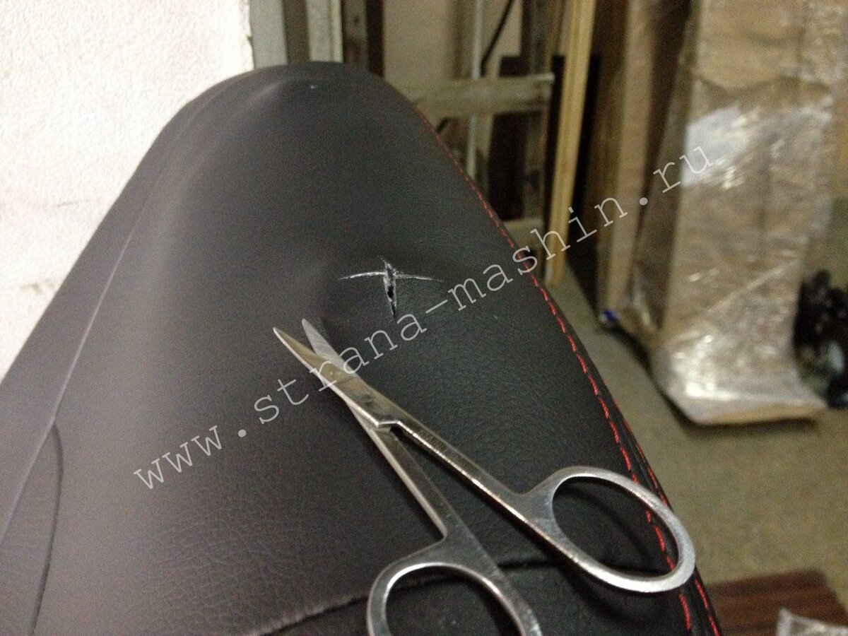 Делаем крестообразный разрез, размер чуть меньше пластика