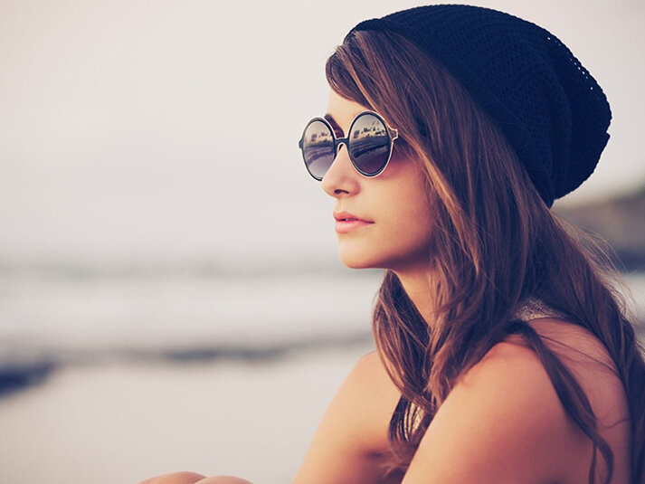 Наша интуиция сегодня будет способствовать решению конкретных задач, а также поможет сделать правильный вывод. Хороший день для взаимодействия с государственными органами, с начальством. Сегодня Венера меняет свое движение с ретроградного (попятного) на директное (прямое), в связи с этим, сегодня и в ближайшие дни могут «открыться глаза» на многие вещи. Конечно, в большей степени это касается личных отношений, кто-то из нас снимет «розовые очки», а кого-то ждет –приз - примирение после ссоры, наступление определенности в отношениях.
Если в период ретроградной Венеры у вас было ухудшение с финансами, то теперь после разворота Венеры на прямое движение, постепенно все должно начать налаживаться.
В финансовом плане сегодня, и желательно в ближайшие три дня, никаких существенных решений не принимать. А учитывая, что с 17.11.18 у нас начинается период ретроградного Меркурия, то некоторые виды покупок тоже стоит отложить, но об этом завтра.