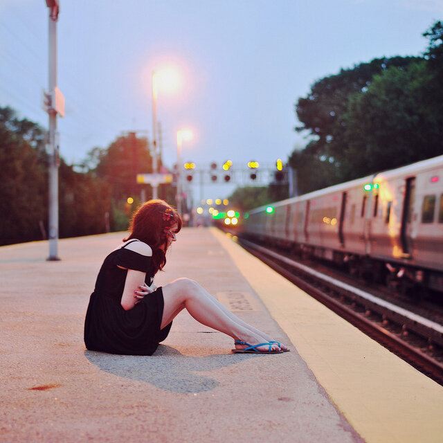 Вечером уезжать собиралась. Девушка на перроне. Девушка на вокзале. Девушка на перроне вокзала. Фотосессия на перроне.
