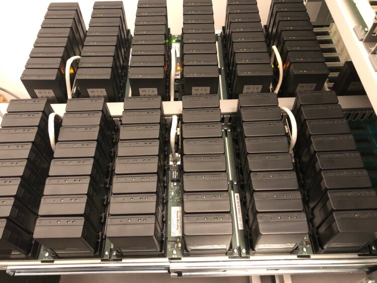 Так выглядит стандартная ферма с онлайн-кассами нашего ОФД. 128 касс на полку, 16 полок в стандартной серверной стойке.