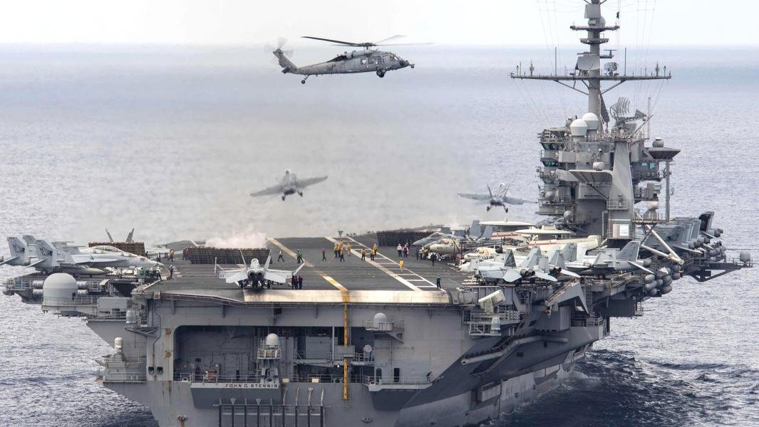 Вертолет Sea-Hawk MH-60S взлетает с авианосца USS John C. Stennis. Фото: Global Look Press/US Navy