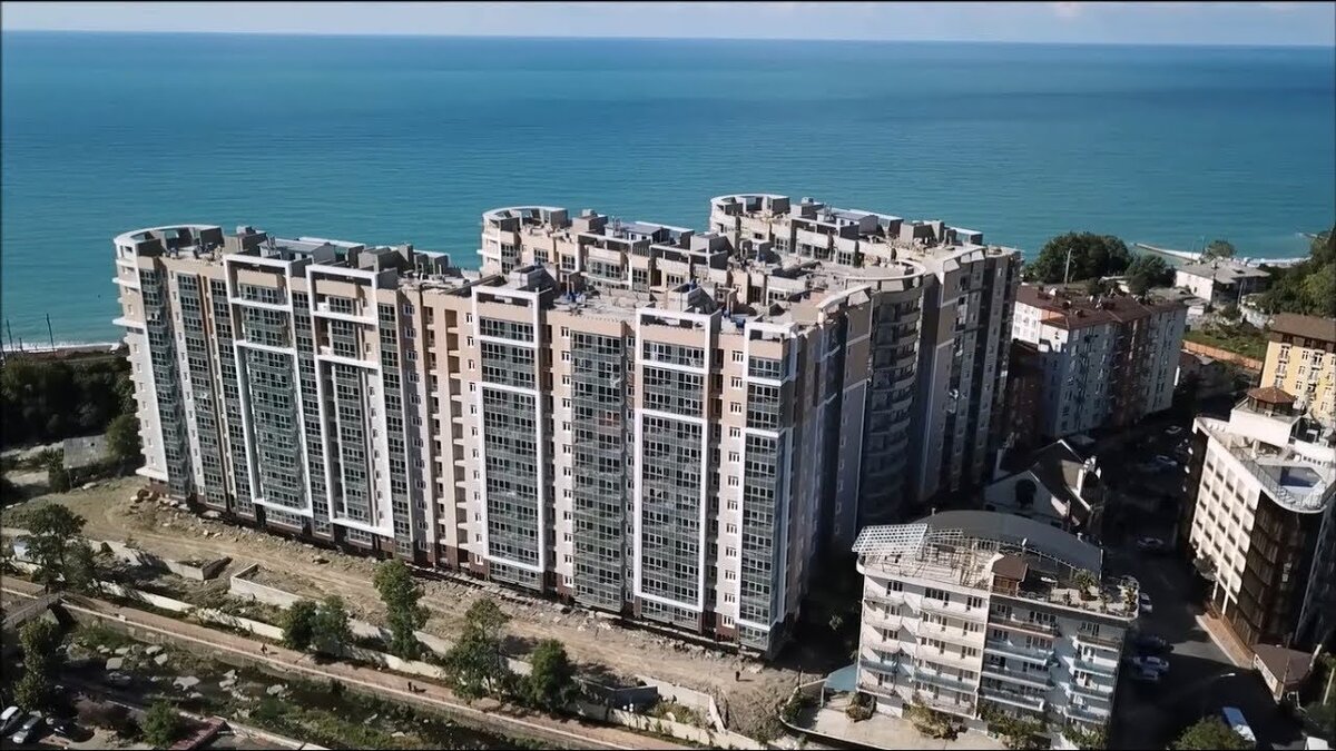 ДОМ БИЗНЕС-КЛАССА НА БЕРЕГУ ЧЁРНОГО МОРЯ.ЖК Посейдон – дом бизнес-класса на самом берегу Черного моря. Квартиры в Сочи в жилом комплексе Посейдон – это прежде всего высокое качество жизни у моря.