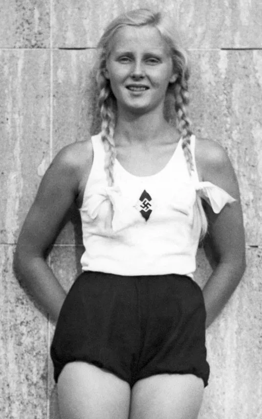 Девушка в спортивной форме Bund Deutsche Мadel