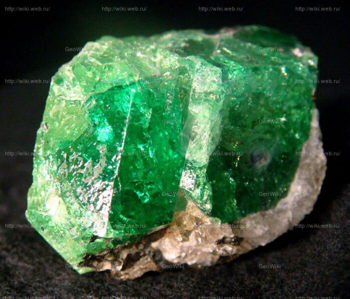 Цаворит 4см. Танзания http://wiki.web.ru/wiki/Цаворит