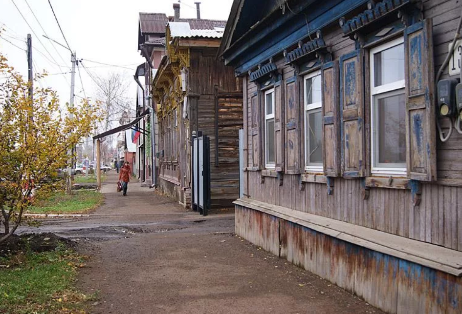 В больших и малых городах уже давно. Уездный город Бузулук. Улочки провинциального города. Провинциальные города России. Маленький провинциальный город.