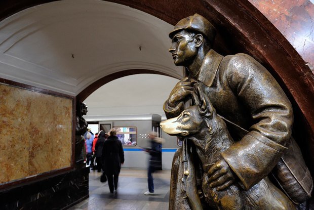 Пограничник с собакой на станции метро "Площадь Революции"