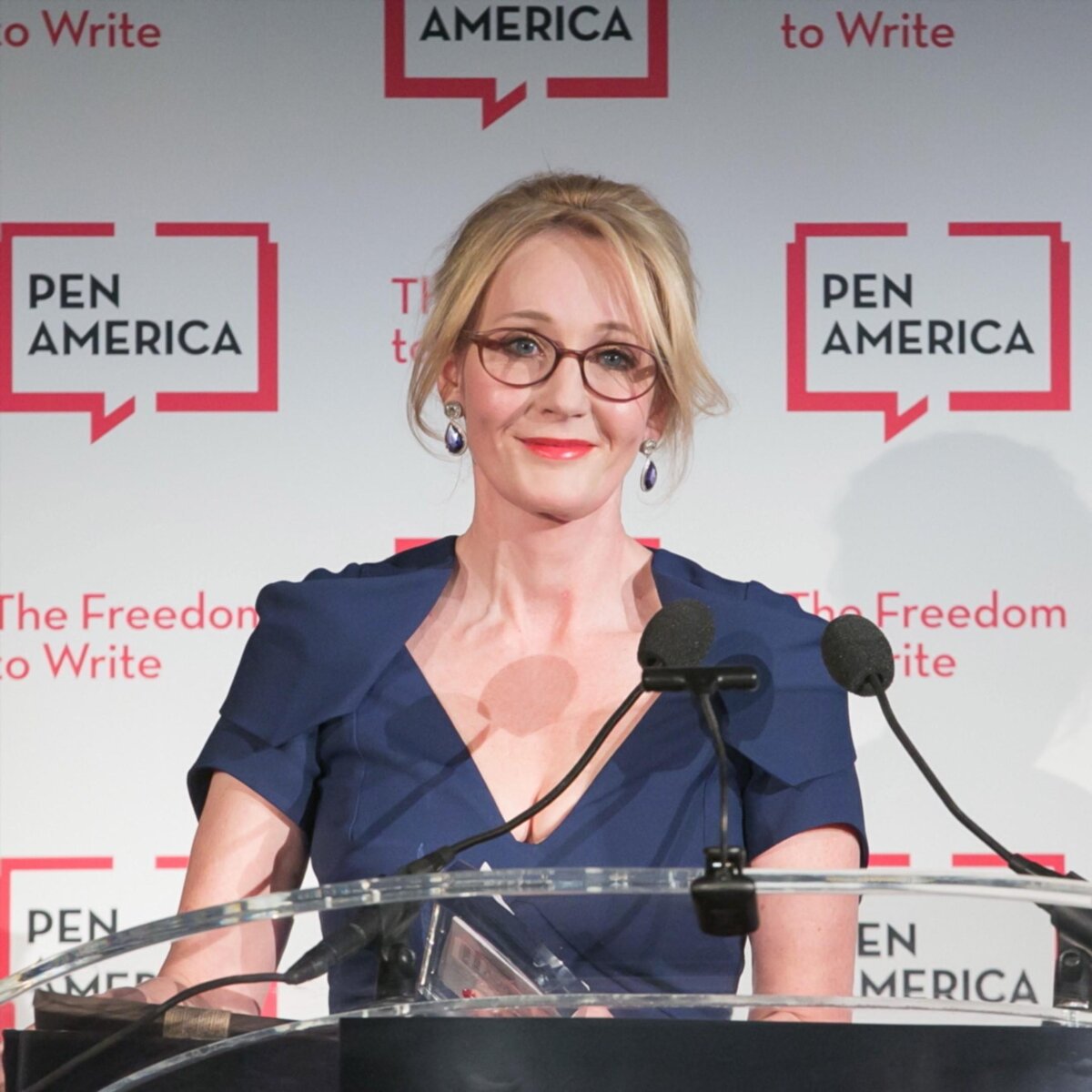 Джоан Кэтлин Роулинг — британская писательница, автор романов из серии о Гарри Поттере и других книг, включая детективы под псевдонимом "Роберт Гелбрейт"