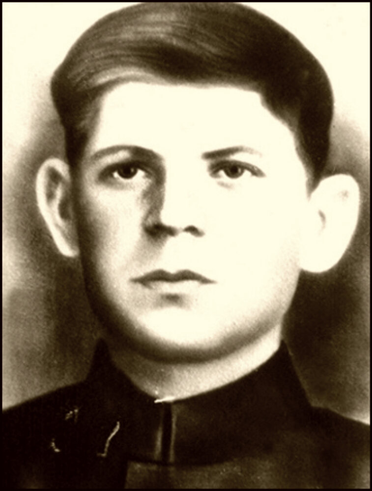 Сердюков Николай Филиппович, младший сержант, командир отделения 44-го гвардейского стрелкового полка 15-й гвардейской стрелковой дивизии 57-й армии Донского фронта. Ему было 18 лет.