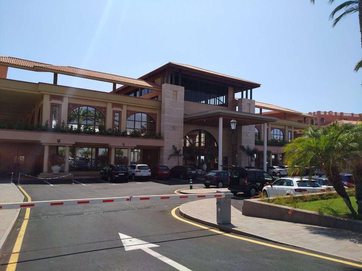 Фешенебельные отели Коста Адехе. Фото автора