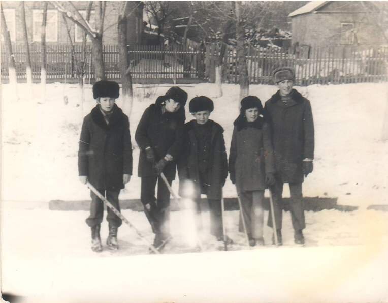Фото из альбома автора: слева-направо: Гена Л. (мой брат), Вова Кор., Олег Б.,  Гена Ж., Гена С., январь 1978 г.