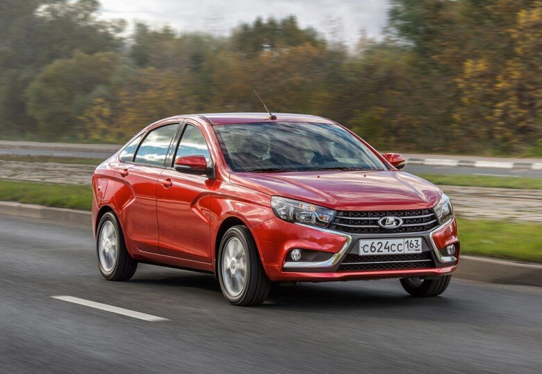  По итогам 2018 года на российском автомобильном рынке был продан 1 800 591 новый автомобиль — это на 12,8% больше, чем в 2017 году. Впервые ТОП-25 самых популярных моделей в России возглавила модель Lada Vesta, которая потеснила в рейтинге и свою «сестричку» Lada Granta и разнообразных «корейцев».
