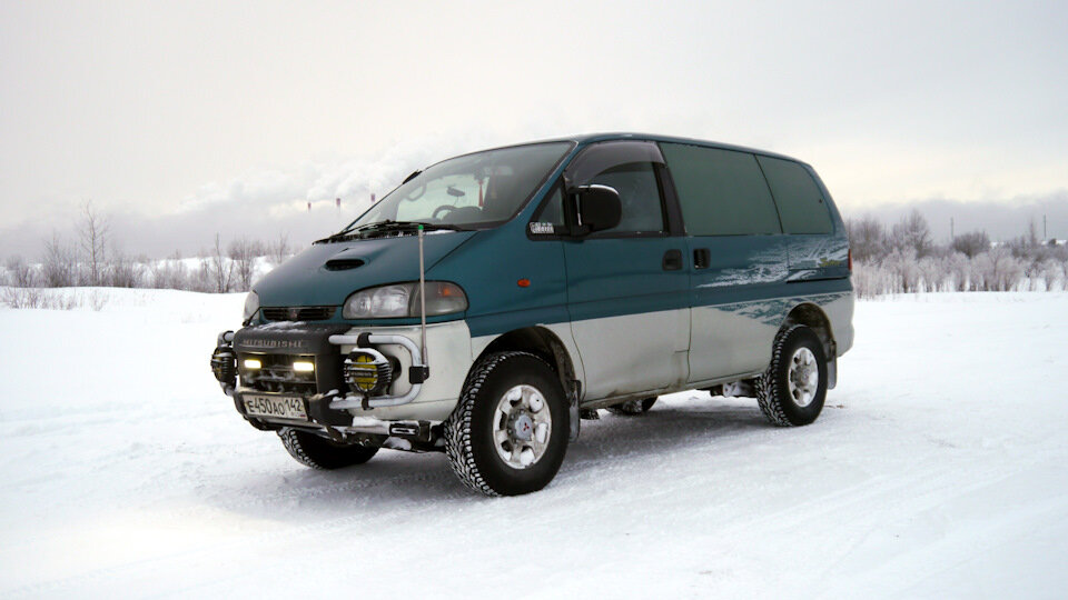 Между делом, хочу сказать пару слов о внешности четверного поколения Mitsubishi Delica. Я уже говорил выше, что мне эта машина очень нравится, и как ни странно, во многом это именно из-за внешности. Появившись в начале девяностых, эта машина практически в первозданном виде прожила на конвейере до 2007 года, и как ни странно, выглядит вполне презентабельно и сегодня. Да, ей не посоревноваться в дизайне с современными Volkswagen Multivan, Ford Tourneo или Mercedes-Benz Vito, с их диодными фарами и многомилионными бюджетами, потраченными на дизайн. Но все дело в том, что Delica и не претендовала на какую-то уникальность. Утилитарный фургон – есть утилитарный фургон. Но лично мне кажется, что на даже сегодня эта ММС выглядит куда более привлекательно, чем современные Peugeot Traveller или Fiat Scudo Combi.