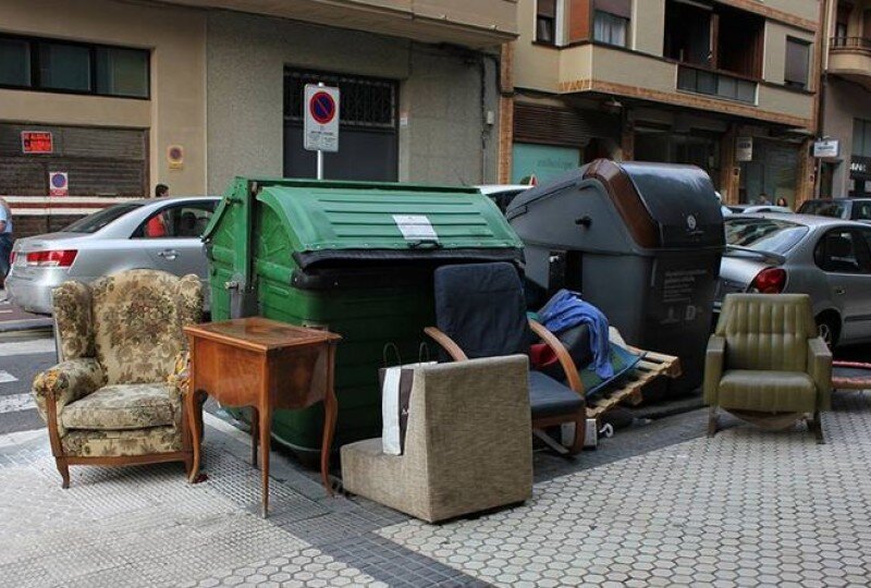 Американцы выбрасывают мебель.