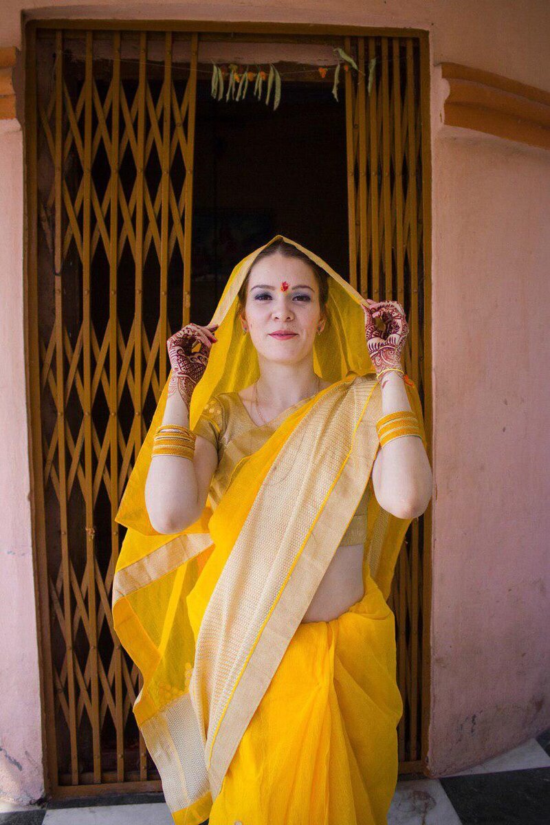 на фото сари