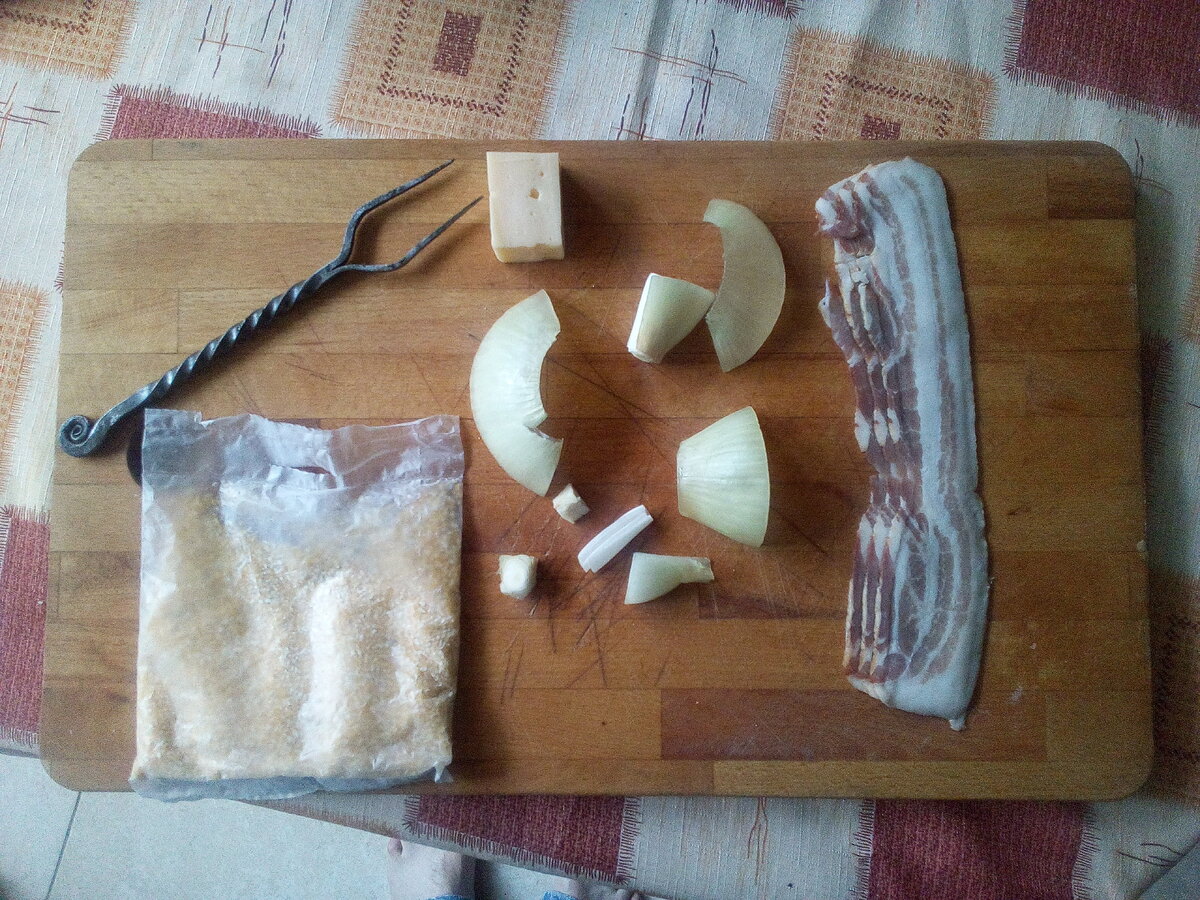 Типичная сербская аптечка и ноги автора, вид сверху