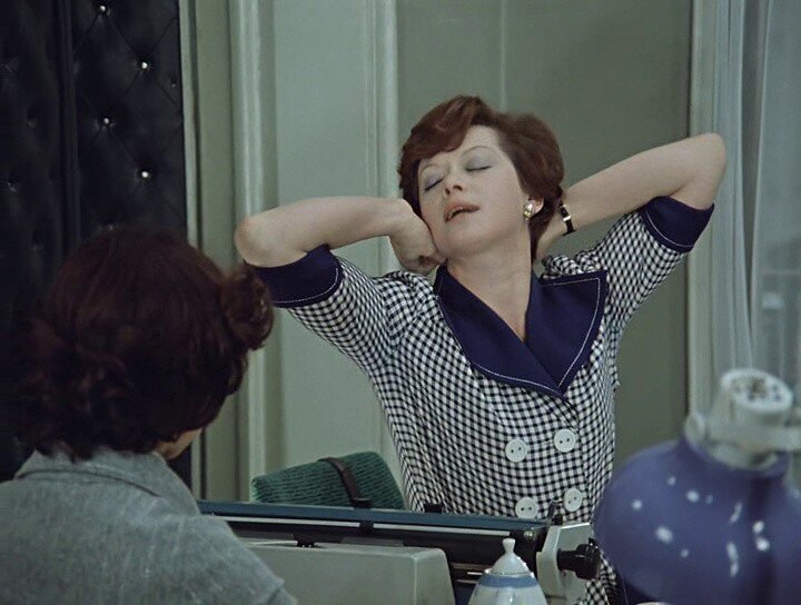 Да-да. Секретарше Верочке, а точнее, сама себе она отчётливо говорит: «Ой, как не хочется... Боже мой, как не хочется!.. Но надо идти руководить!»