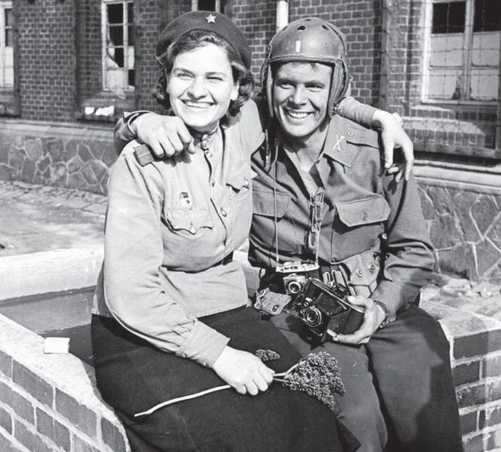 Война сближала. Советская военнослужащая и американский военный корреспондент.