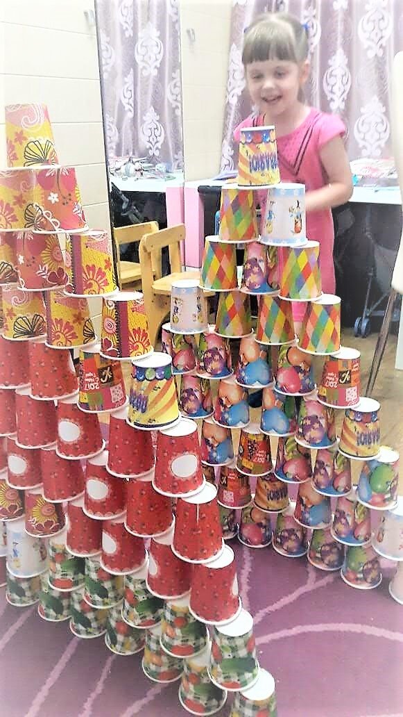 Веселая игра "Пирамида из стаканчиков".