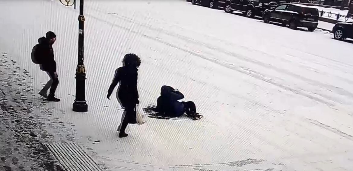 Два человека спешат на помощь