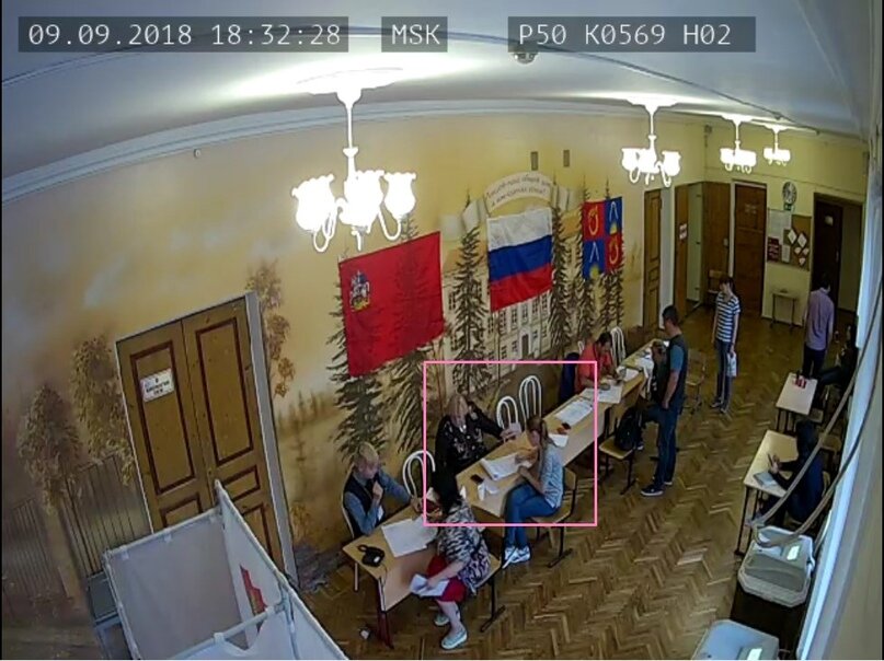 Повторно расписывается в книге избирателей и получает второй бюллетень