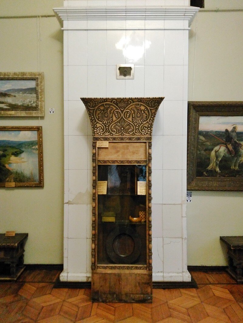 Шкаф-поставец по проекту В.М. Васнецова. Мастерская в Абрамцеве, 1890-е годы