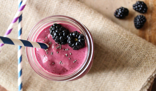 1. Ежевичный смузи с апельсином и маком  (отличный вариант для перекуса). Вам понадобятся: 200 грамм ежевики,  несколько апельсиновых долек, обезжиренное молоко (200 мл.), мак (1-2  ст. ложки), мед  (1 ст. ложка). Приготовление: смешиваем в блендере ягоды, молоко и мед.  В полученную массу добавляем мак и дольки апельсина, перемешиваем при  помощи ложечки – и полезный напиток готов! Совет: пейте смузи через трубочку!