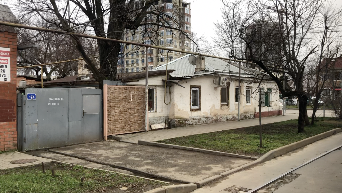 Фото из окна трамвая в Центре Краснодара