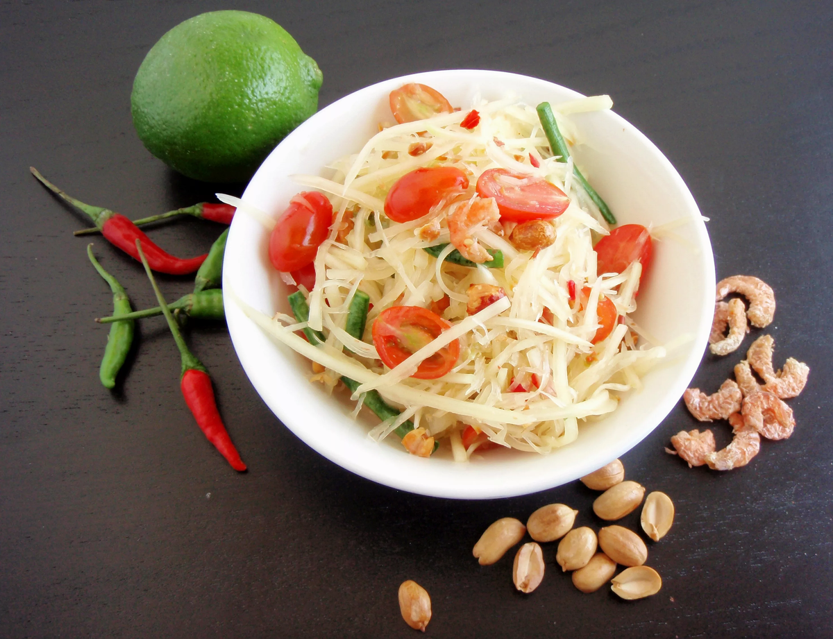 Сом Там с сушёными креветками и арахисом