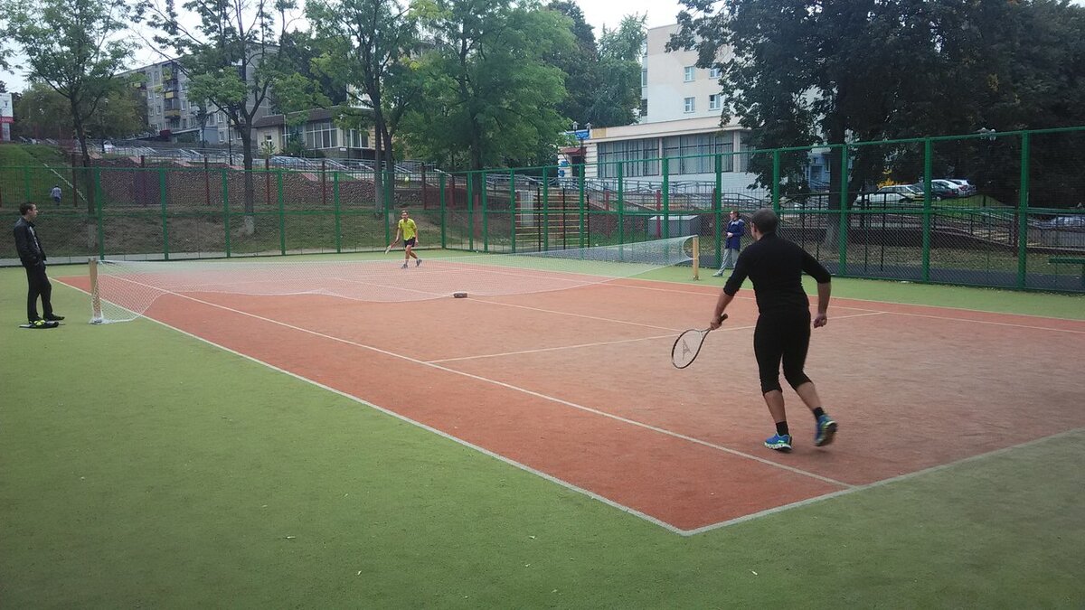 Игра в большой теннис в Минске на Золотой Горке. Бесплатный корт.