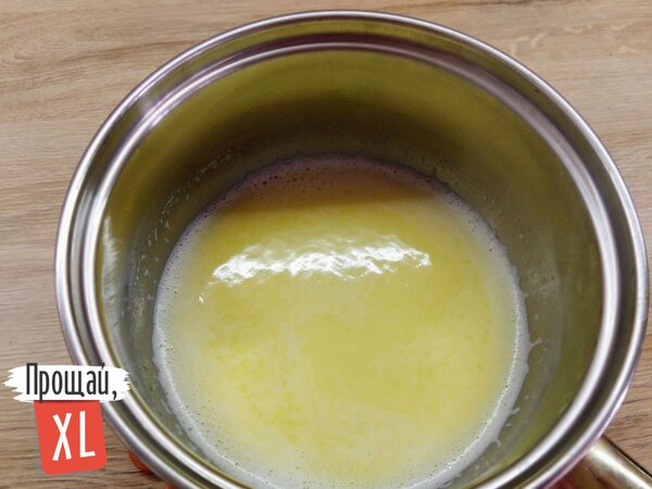 Ингредиенты для теста в сотейнике