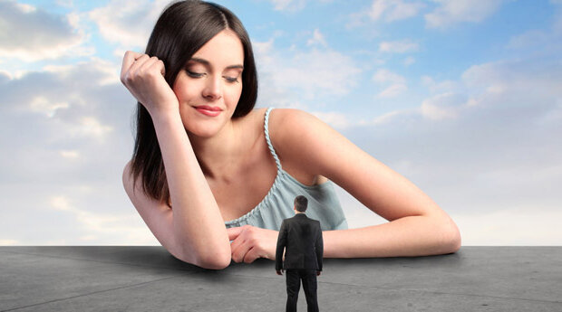 Этот вид манипуляции людьми основан на высокомерии и оценке "сверху"