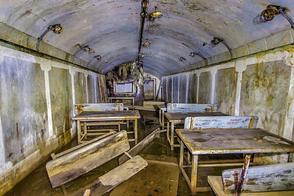 В недрах сопки на территории одного из судоремонтных заводов ВМФ, дремлет забытое людьми необычное старое скальное защитное сооружение с когда-то крутой отделкой, в котором размещался защищённый пункт управления завода и убежище на случай войны. 