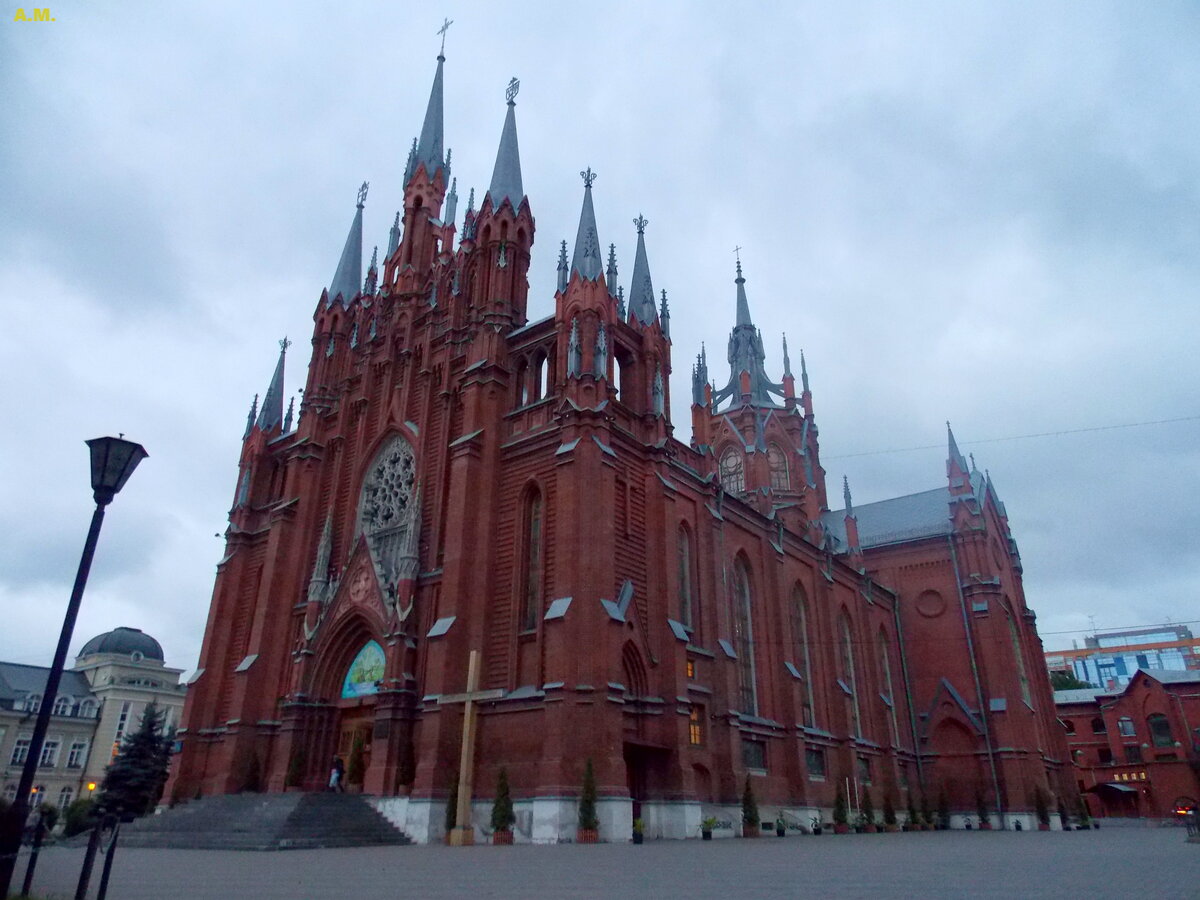 Готический собор в Москве на грузинской