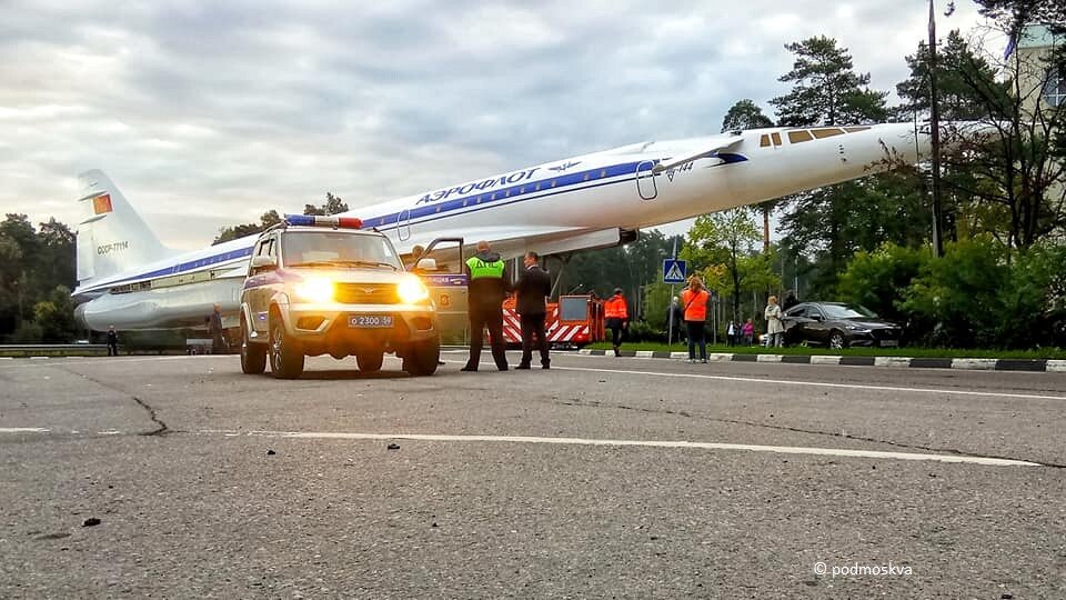 Буксировка Ту-144 на новое место стоянки.