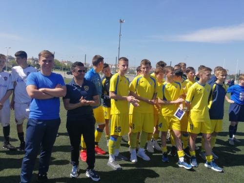 Праздник в академии! Праздник в семье! И школа, и тренер преисполнены готовности и желания работать дальше на благо российского футбола! Вы просто убиваете футбол на корню. Вот что вы делаете, - написал в своём телеграм-канале Василий Уткин.



Моментально начали задаваться вопросом, зачем было «Рубину» идти на такое абсурдное непривлекательное предложение? Ответ вроде бы на поверхности. «Газпром» рулит не только в российском футболе, но и вообще в России. С ним выгодно сохранять хорошие отношения. Опять же - связь с корпорацией генерального спонсора казанской команды «ТАИФ». Захочешь ли тут ругаться?
