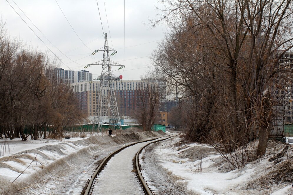 1. Начинаем с того места, где остановились в предыдущей части. Здесь подъездной путь завода идёт прямо во дворе жилого дома, параллельно ЛЭП.